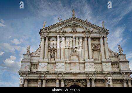 Una vecchia chiesa di Venezia decorata con molte statue Foto Stock