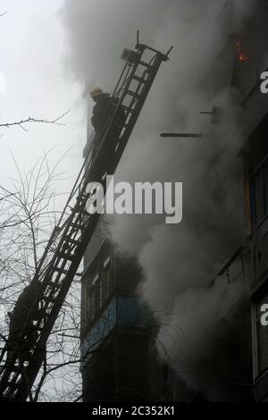 vigili del fuoco sulle scale Foto Stock