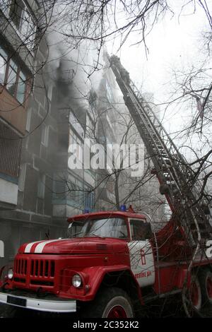 vigili del fuoco sulle scale Foto Stock