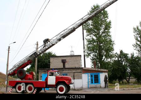 vigili del fuoco sulle scale Foto Stock