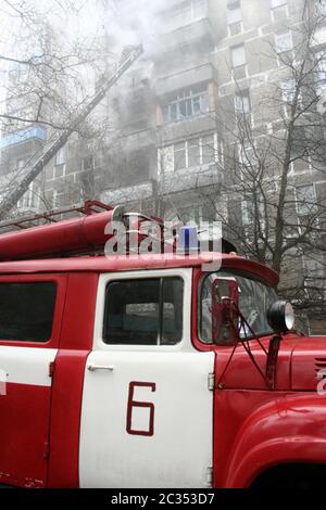 vigili del fuoco sulle scale Foto Stock