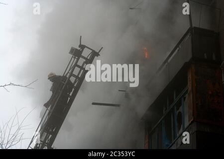 vigili del fuoco sulle scale Foto Stock