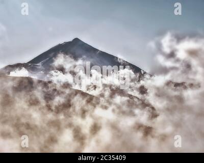 Atmosfera mistica dalla nebbia crescente spirito ai piedi del vulcano El Teide Tenerife a 2500 m di altitudine, Foto Stock