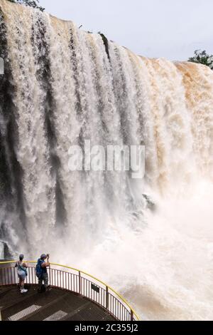 Le cascate di Iguacu visto dal lato brasiliano Foto Stock