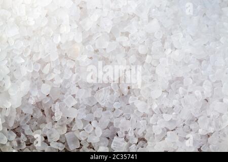 Sale grosso e grosso sulla tavola, spezie usate in cucina, primo piano e piccola profondità di campo Foto Stock