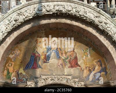 Venezia - La Basilica di San Marco. Mosaici esterno Foto Stock