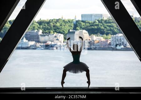 Silhouette di grazioso ballerina in tutù bianco Foto Stock