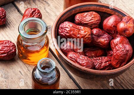 Tintura di guarigione da unabi frutta o jujube.la medicina cinese Foto Stock