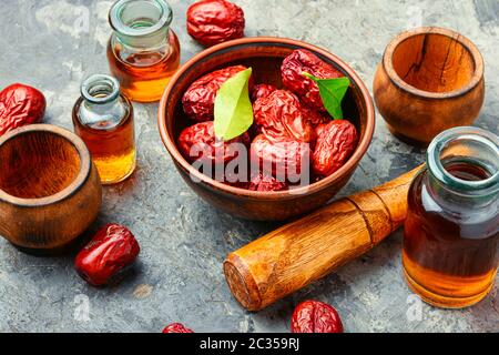 Tintura di guarigione da unabi frutta o jujube.la medicina cinese Foto Stock