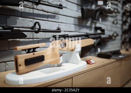 Fucili pneumatici in vetrina nella vetrina di armi da fuoco, nessuno. Euqipment per cacciatori in stand in deposito armi, caccia e tiro hobby sport Foto Stock