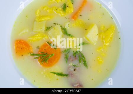 Zuppa di patate con funghi, carote e formaggio. Vista dall'alto. Primo piano. Foto Stock