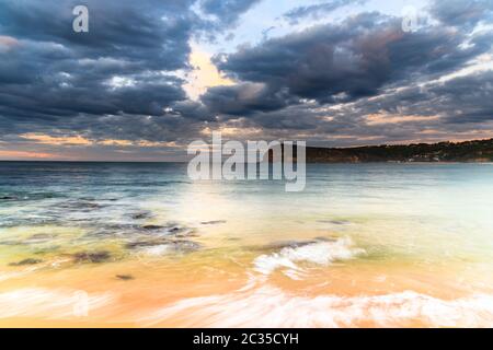 Alba al Mare da Copacabana sulla costa centrale, NSW, Australia. Foto Stock