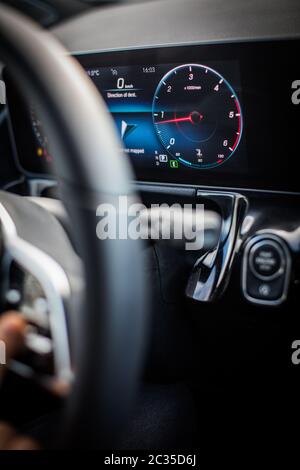 Primo piano con il contagiri digitale di un'auto. Foto Stock