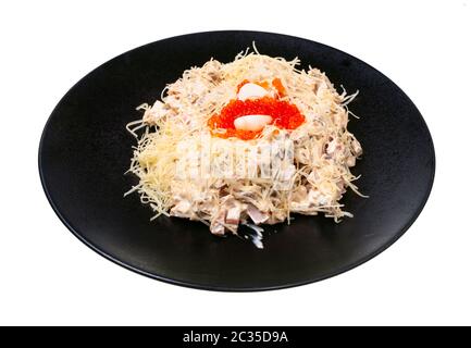 Porzione di Quail Nest insalata di prosciutto, vitello e lingua di manzo, formaggio grattugiato, condito con maionese e decorato con uova di quaglia e caviale di salmone su bla Foto Stock