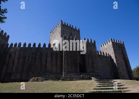 Il castello di Guimaraes è il principale castello medievale in Portogallo. Guimaraes, Portogallo Foto Stock