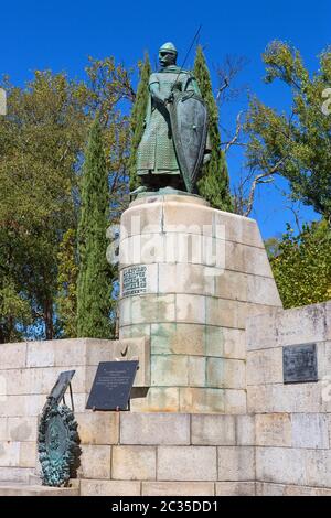 Statua del re Afonso Henriques dalla collina Sacra nella città di Guimaraes. Il primo re del Portogallo nel 12 ° secolo. Sito patrimonio dell'umanità dell'UNESCO Foto Stock