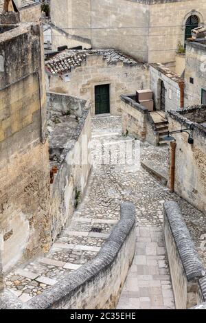 Tipiche scale acciottolate in un vicolo laterale nei Sassi di Matera, un quartiere storico della città di Matera. Basilicata. Italia Foto Stock
