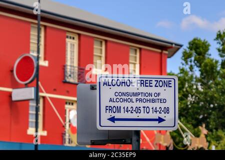 Alkoholfreie zona: Verbotsschild in Wagga Wagga / Alcohol Free zona: Divieto di accesso a Wagga W. Foto Stock