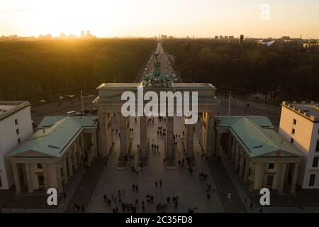 Porta di Brandeburgo a Berlino, Germania da una prospettiva drone nel bellissimo tramonto dorato e Tiergarten a Backgroiund Foto Stock