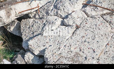 Blocchi di cemento rotti dalla casa. Rifiuti di costruzione. Foto Stock