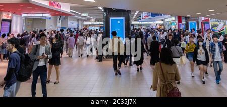 Pendolari alla stazione ferroviaria di Shinjuku, terminal undeground, Tokyo, Giappone Foto Stock