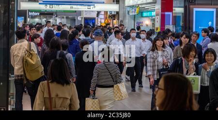 Pendolari alla stazione ferroviaria di Shinjuku, terminal undeground, Tokyo, Giappone Foto Stock