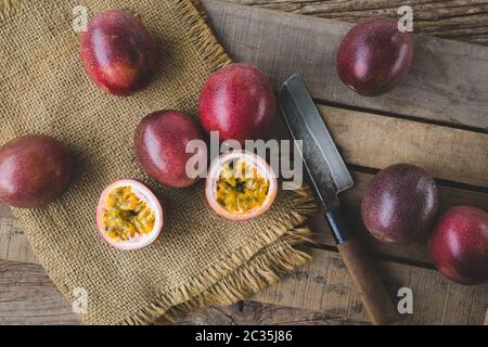 Frutta fresca di passione su sfondo scuro Foto Stock