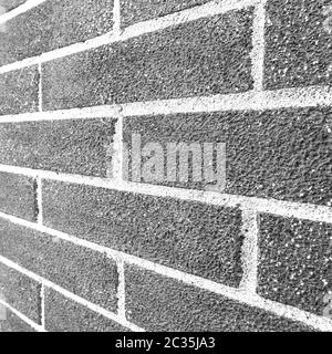 Muro di mattoni laterale ad angolo in bianco e nero Foto Stock