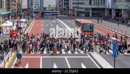 Enorme folla di pedoni alla stazione ferroviaria di Shinjuku, Tokyo, Giappone Foto Stock