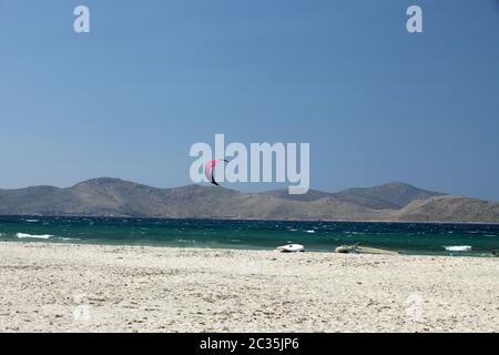 Kiteboarder navigare in mare Foto Stock