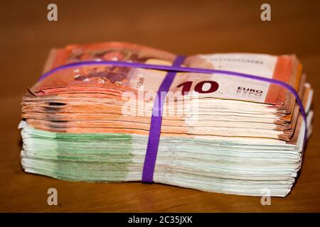 diverse migliaia di euro in banconote, banconote in pacchi Foto Stock