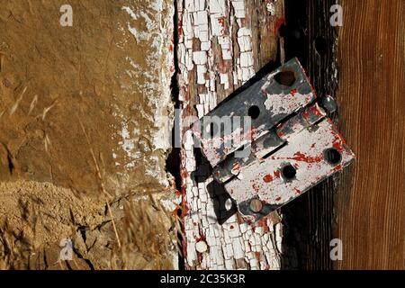 Vecchia cerniera antica in costruzione collassante su fattoria di famiglia fallita Nella California centrale durante la siccità Foto Stock