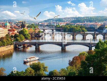 Fila di ponti a Praga Foto Stock