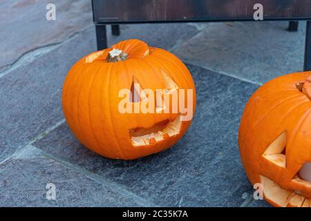 Due grandi scolpiti Pumkins lungo la strada per la festa di Halloween Foto Stock