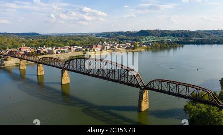 Guardando attraverso il fiume Ohio in downtown punto piacevole su un vecchio ponte ferroviario traliccio Foto Stock