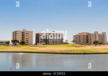 Servizi Hotel Panorama dietro il lago o fiume nel punto verde parco di Città del Capo in Sud Africa e in Africa. Foto Stock