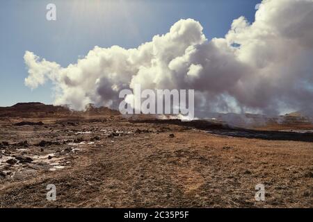 Centrale geotermica in Islanda attraverso la foschia di calore, Gunnuhver, Penisola di Reykjanes Foto Stock