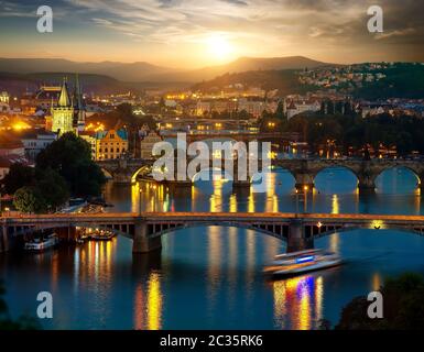 Ponti di Praga in serata Foto Stock