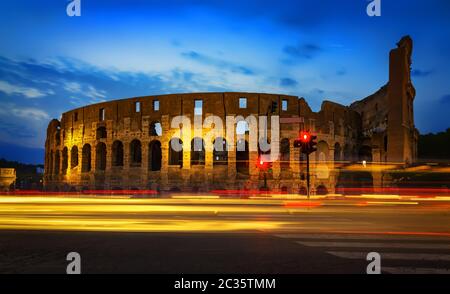 Colosseo e luci auto Foto Stock