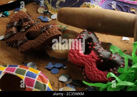 Dolci di carnevale colorati a forma di maschera Foto Stock