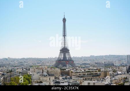 Torre Eiffel sorge sopra la città di Parigi, visto sui tetti dall' Arc de Triomphe Foto Stock