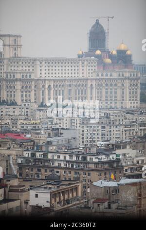 Angolo di alta vista del Parlamento rumeno edificio a Bucarest, in Romania. Foto Stock