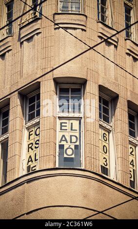 Immagine ravvicinata di un edificio, finestre incorniciate da tram elettrici cavi. Immagine ravvicinata di un edificio casuale a Budapest, Ungheria. Foto Stock