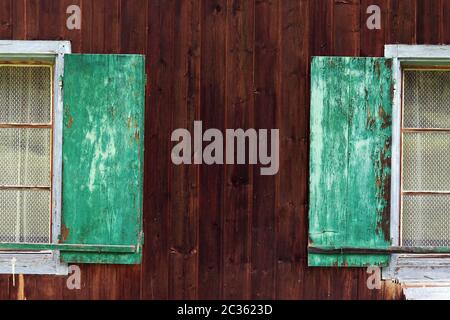 Persiane di legno verde su una vecchia casa di legno Foto Stock