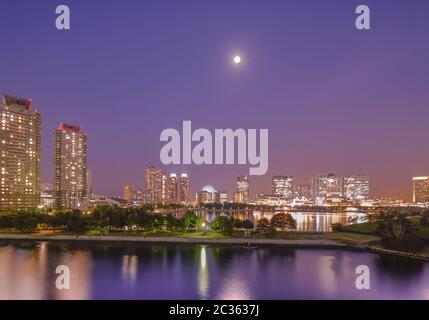 Vista notturna del Parco Daiba, Fuji TV, Hilton Tokyo Odaiba, Grand Nikko Tokyo e centri commerciali a Odai Foto Stock