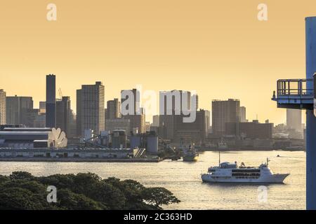 'Vingt et un' 'Twenty-one' nave da crociera che naviga nella Baia di Odaiba tra il Parco di Daiba e il Ponte Arcobaleno A. Foto Stock