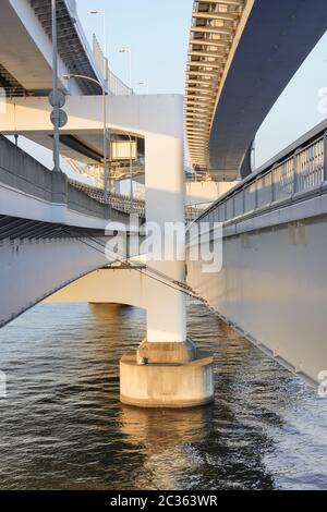 Pilastro del Ponte Rainbow Bridge in Odaiba Bay, Tokyo, Giappone. Foto Stock