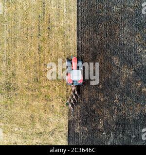 Immagine aerea di un trattore che aratura un campo in Irlanda Foto Stock