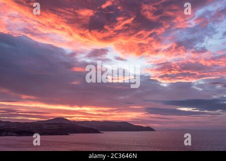 Tramonto che illumina le nuvole sulla costa di Culdaff, Donegal Irlanda Foto Stock