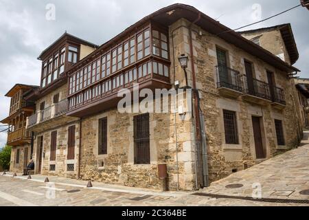 Puebla de Sanabria, Spagna - 30 Maggio 2018: vecchie case di Puebla de Sanabria, Castilla y Leon, Spagna Foto Stock